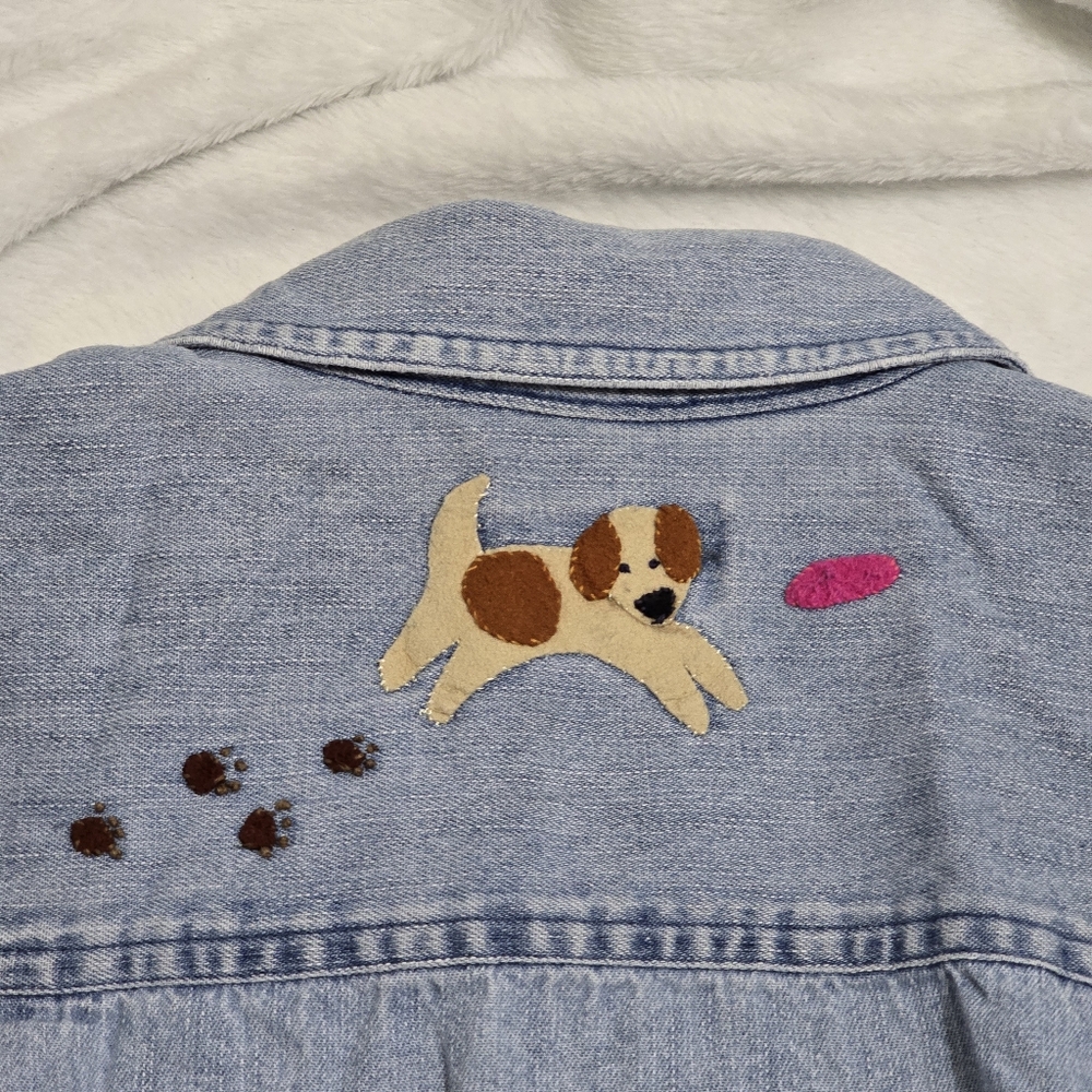 Adorable Chambray Button Up With Embroidered Dogs… - image 4